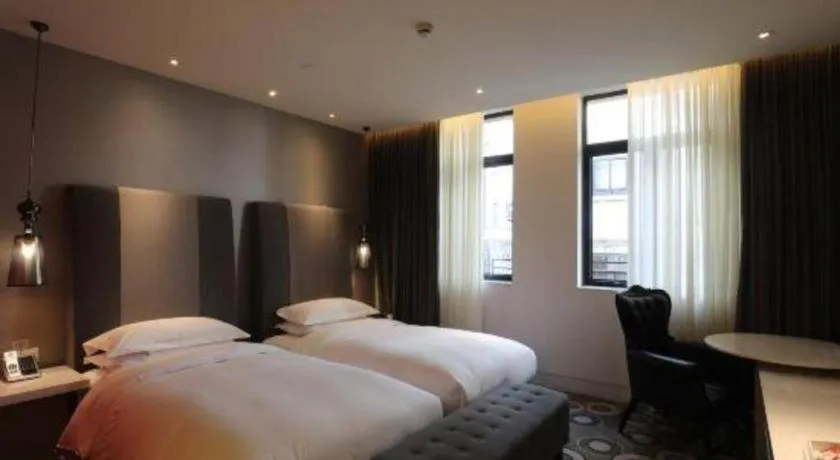 Bed in Jinjiang Metropolo Hotel Classiq Shanghai Off Bund