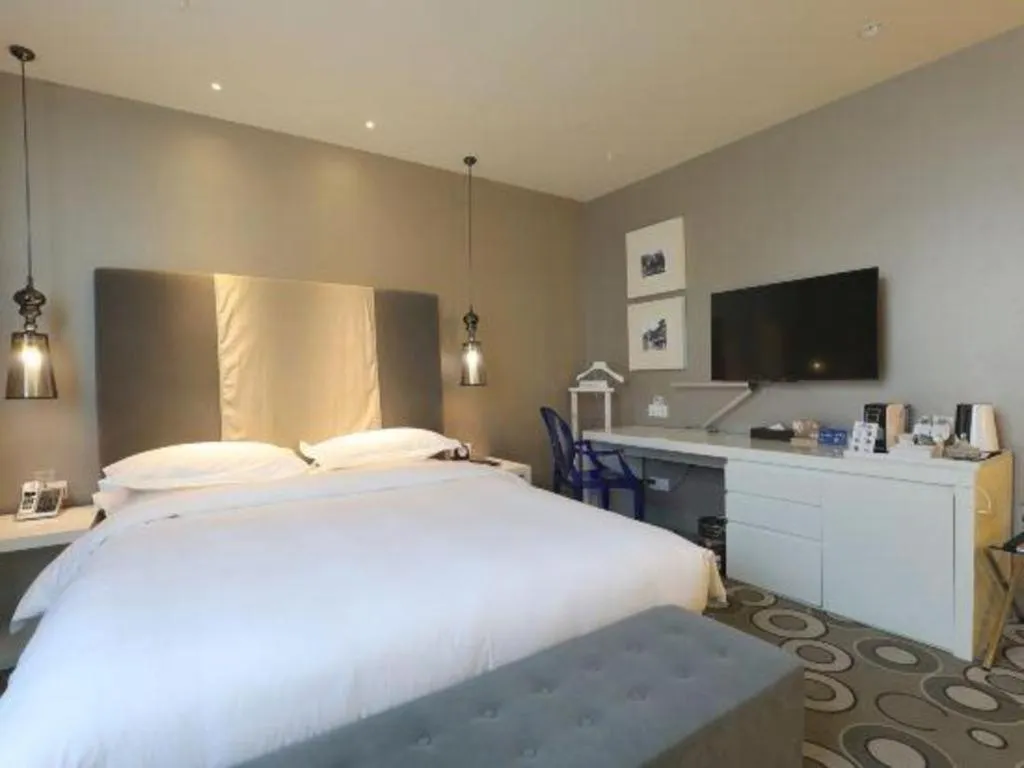 Bed in Jinjiang Metropolo Hotel Classiq Shanghai Off Bund