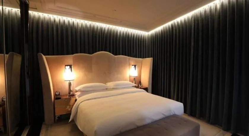 Bed in Jinjiang Metropolo Hotel Classiq Shanghai Off Bund