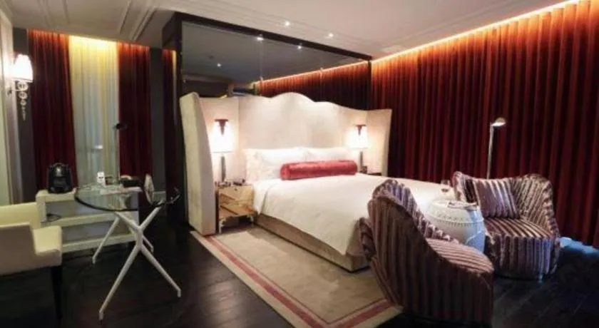 Bed in Jinjiang Metropolo Hotel Classiq Shanghai Off Bund