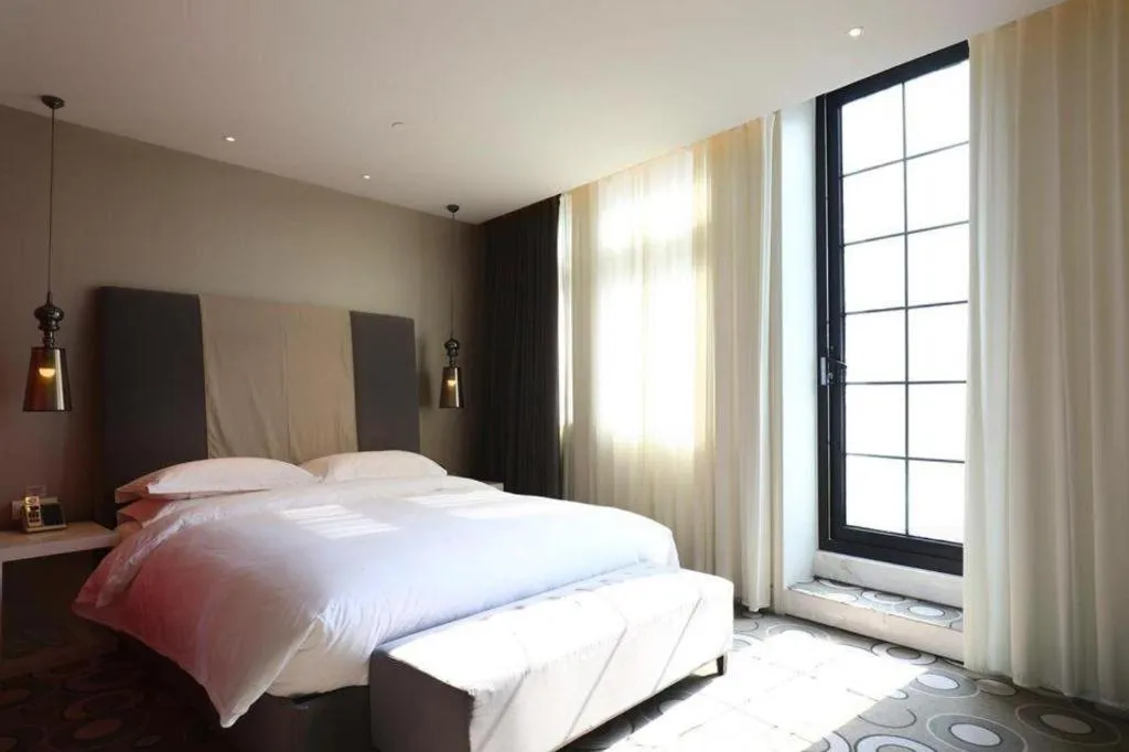 Bed in Jinjiang Metropolo Hotel Classiq Shanghai Off Bund