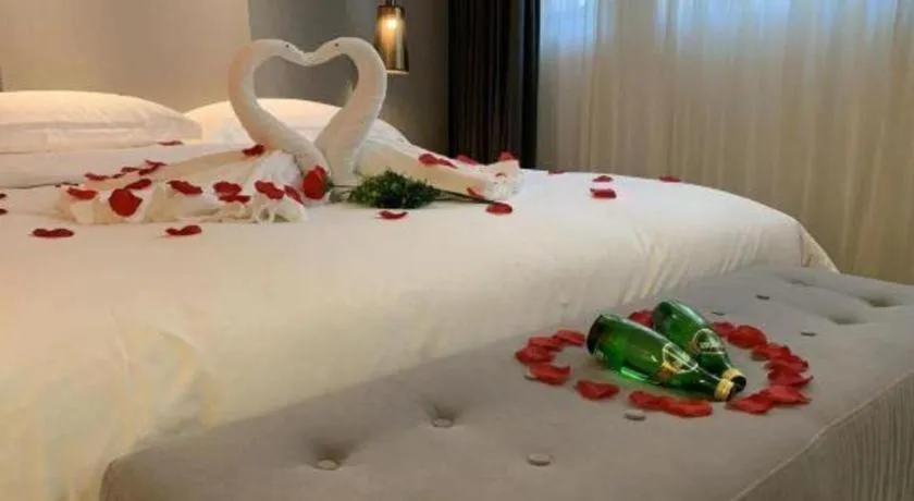 Bed in Jinjiang Metropolo Hotel Classiq Shanghai Off Bund