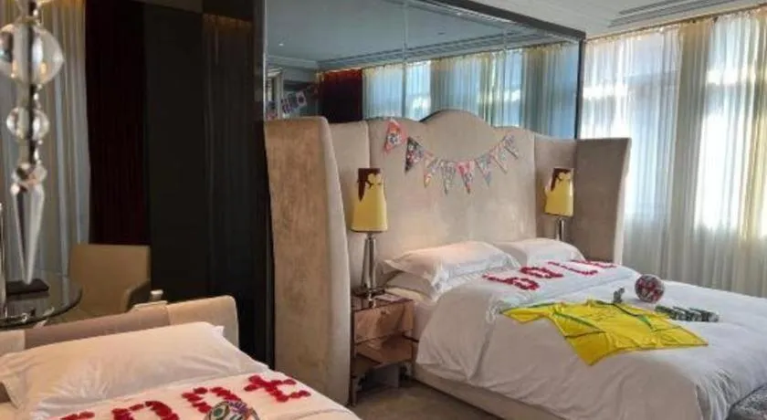 Bed in Jinjiang Metropolo Hotel Classiq Shanghai Off Bund