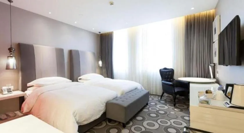 Bed in Jinjiang Metropolo Hotel Classiq Shanghai Off Bund