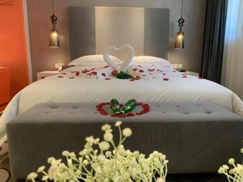 Bed in Jinjiang Metropolo Hotel Classiq Shanghai Off Bund