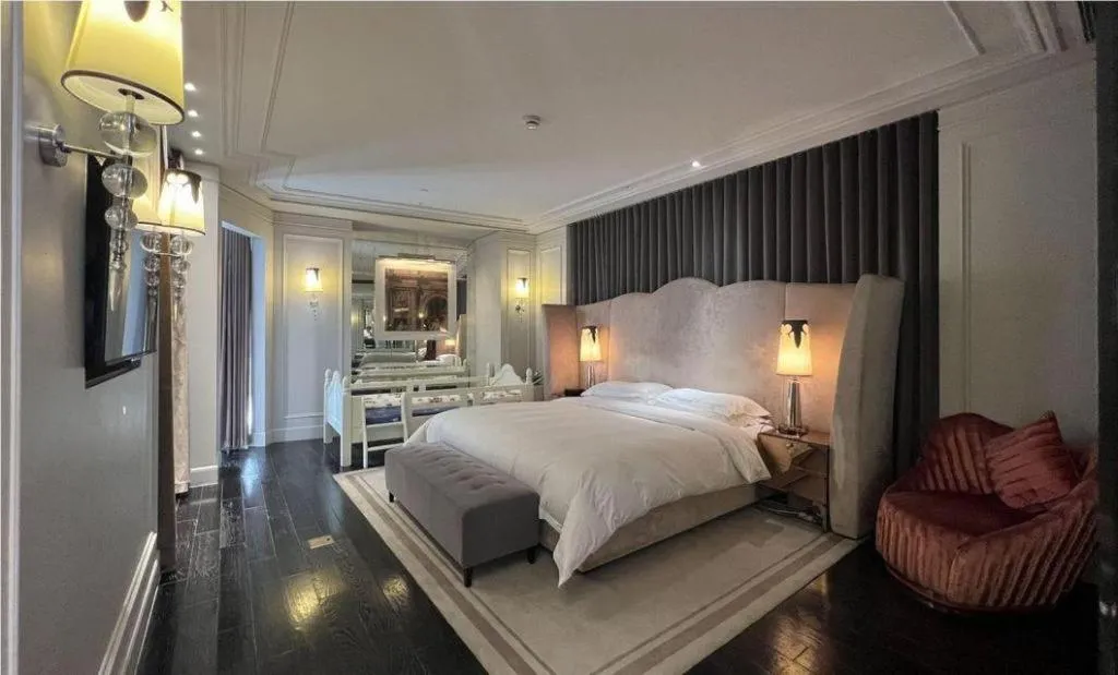 Bed in Jinjiang Metropolo Hotel Classiq Shanghai Off Bund