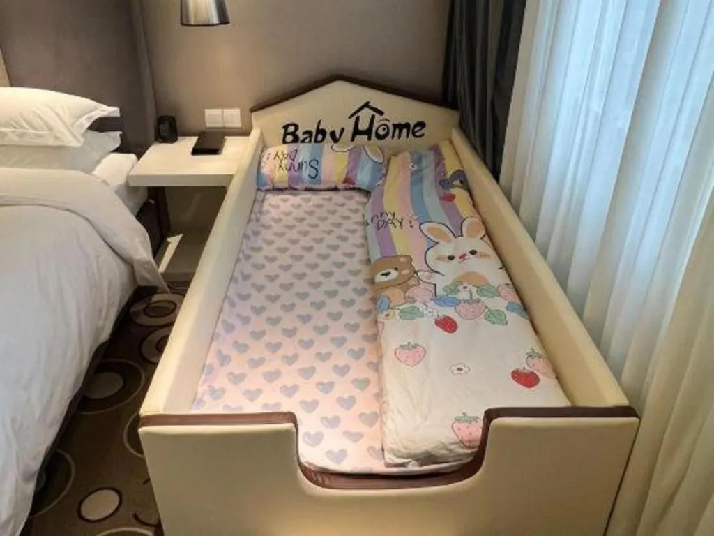 Bed in Jinjiang Metropolo Hotel Classiq Shanghai Off Bund