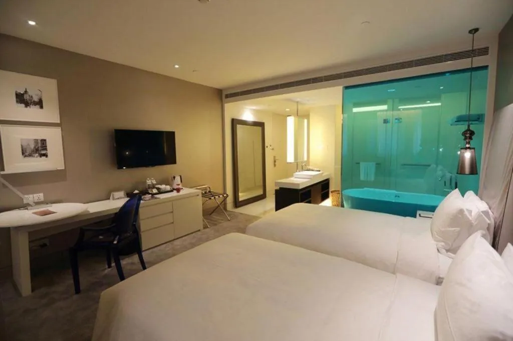Bed in Jinjiang Metropolo Hotel Classiq Shanghai Off Bund