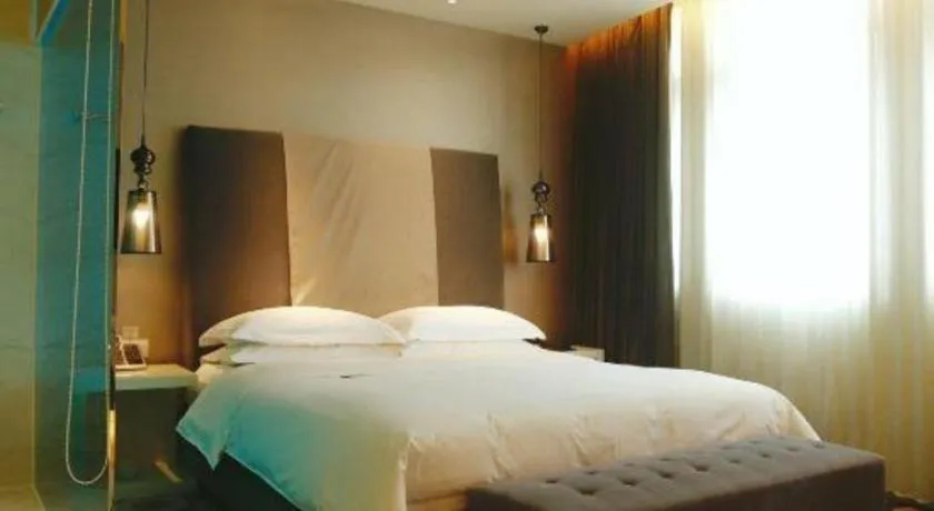 Bed in Jinjiang Metropolo Hotel Classiq Shanghai Off Bund