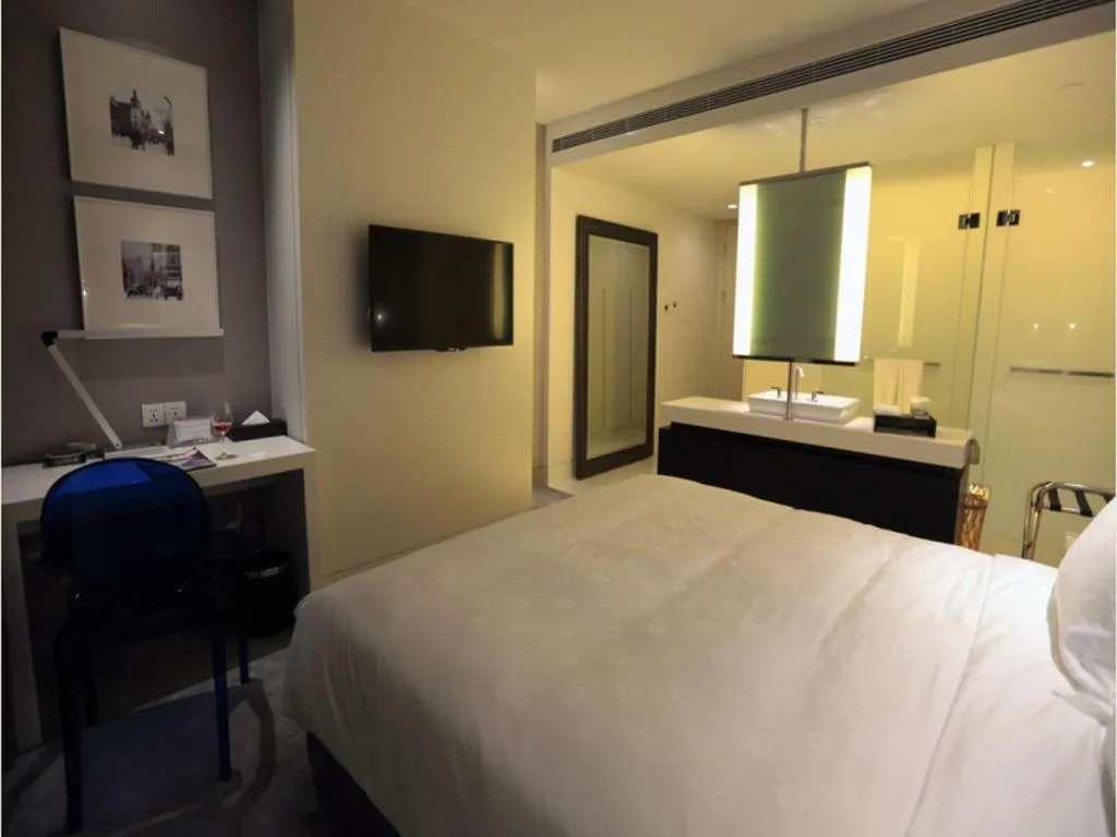 Bed in Jinjiang Metropolo Hotel Classiq Shanghai Off Bund