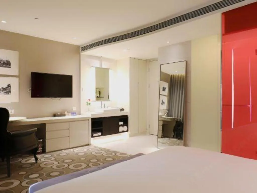 Bed in Jinjiang Metropolo Hotel Classiq Shanghai Off Bund