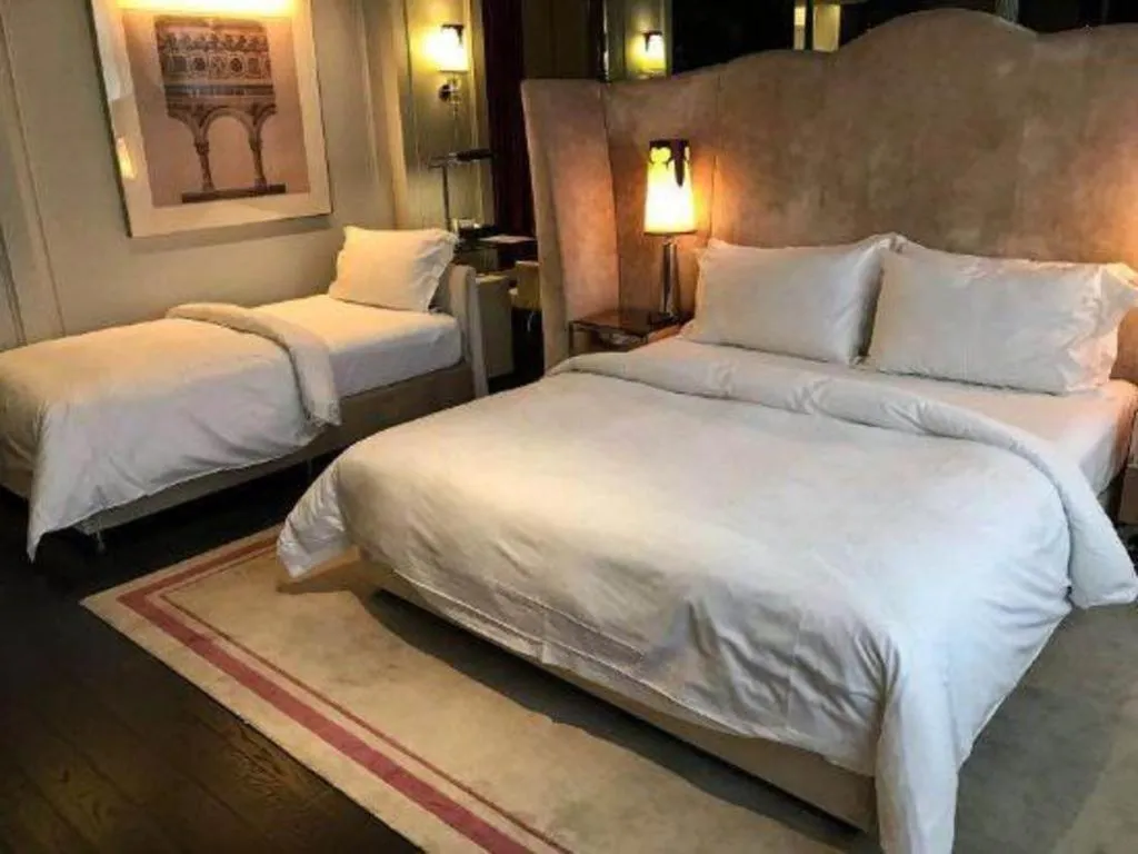 Bed in Jinjiang Metropolo Hotel Classiq Shanghai Off Bund