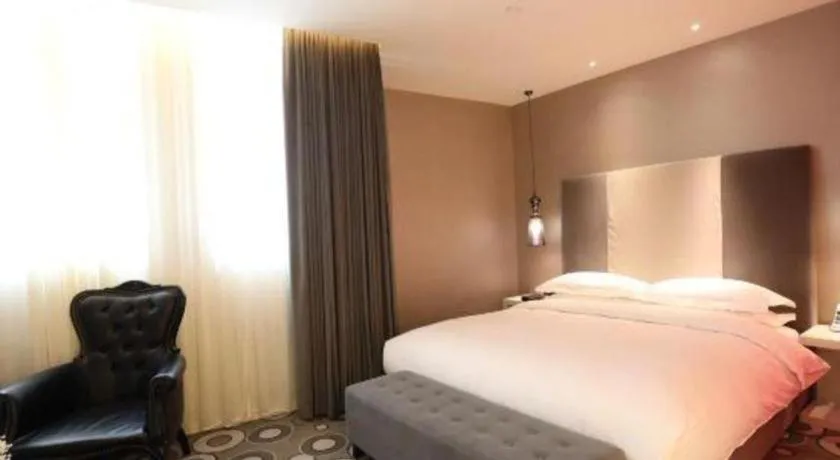 Bed in Jinjiang Metropolo Hotel Classiq Shanghai Off Bund