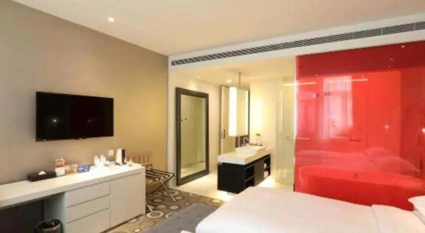 Bed in Jinjiang Metropolo Hotel Classiq Shanghai Off Bund