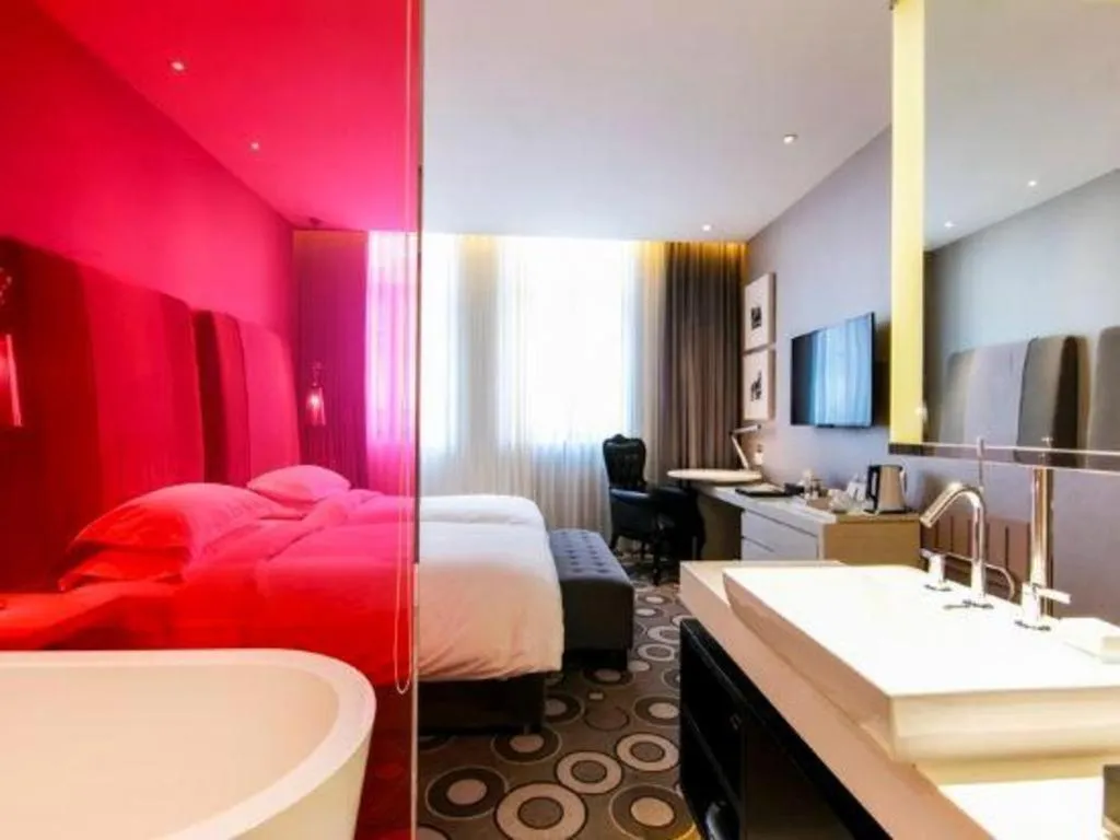 Bed in Jinjiang Metropolo Hotel Classiq Shanghai Off Bund