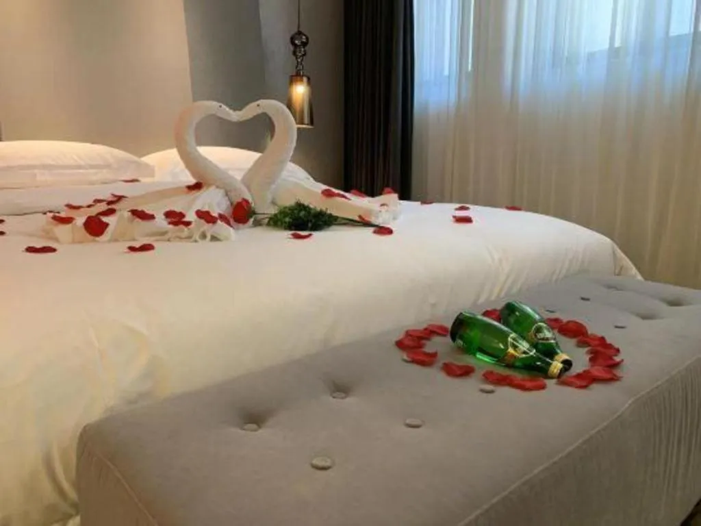 Bed in Jinjiang Metropolo Hotel Classiq Shanghai Off Bund