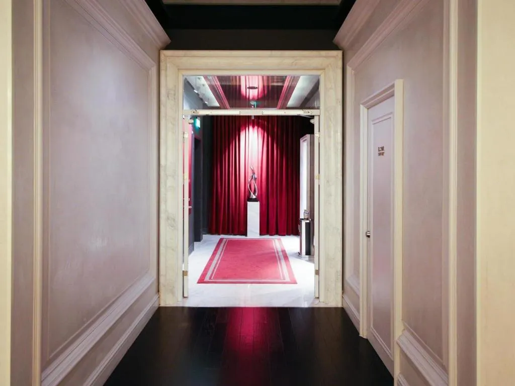 Bed in Jinjiang Metropolo Hotel Classiq Shanghai Off Bund