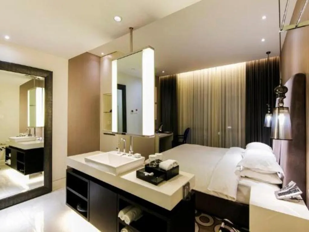 Bed in Jinjiang Metropolo Hotel Classiq Shanghai Off Bund