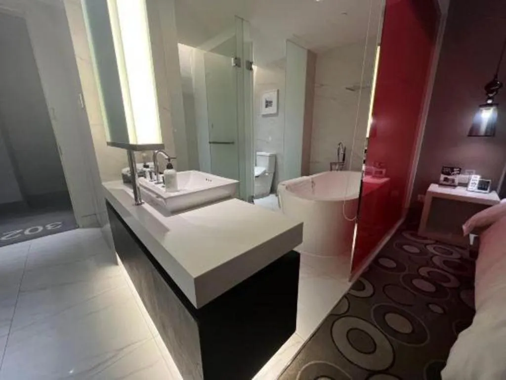 Bed in Jinjiang Metropolo Hotel Classiq Shanghai Off Bund