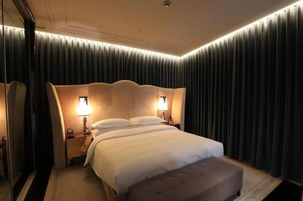 Bed in Jinjiang Metropolo Hotel Classiq Shanghai Off Bund
