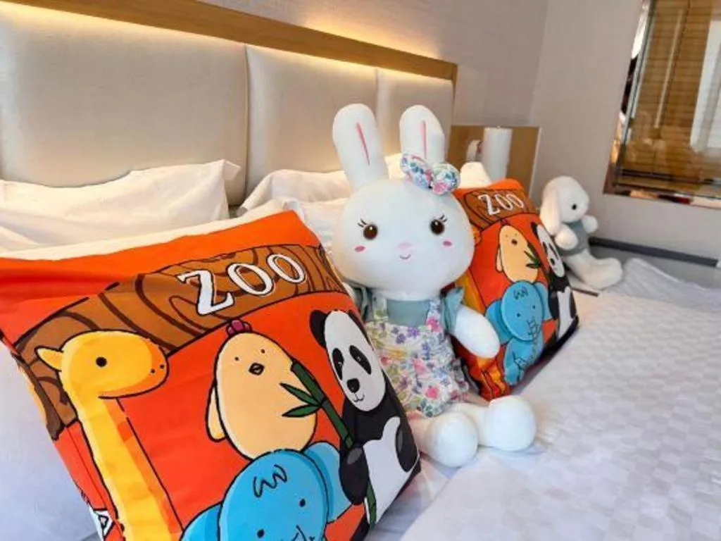 Bed in Kunming Jinjiang Hotel