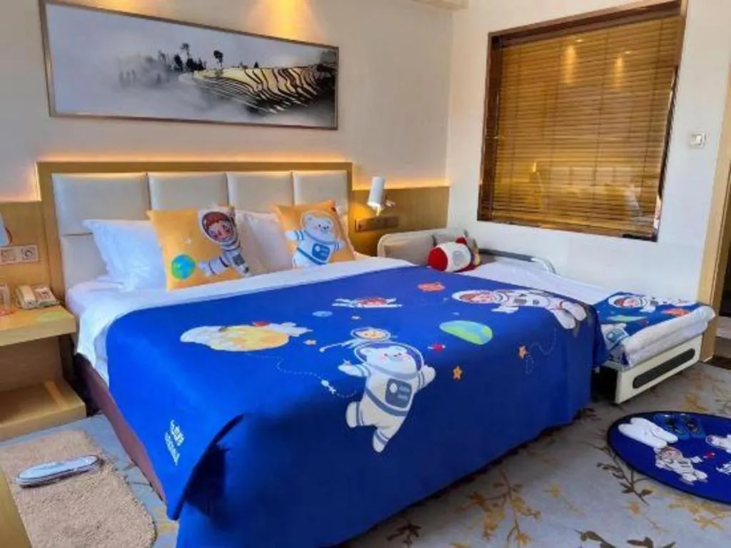 Bed in Kunming Jinjiang Hotel