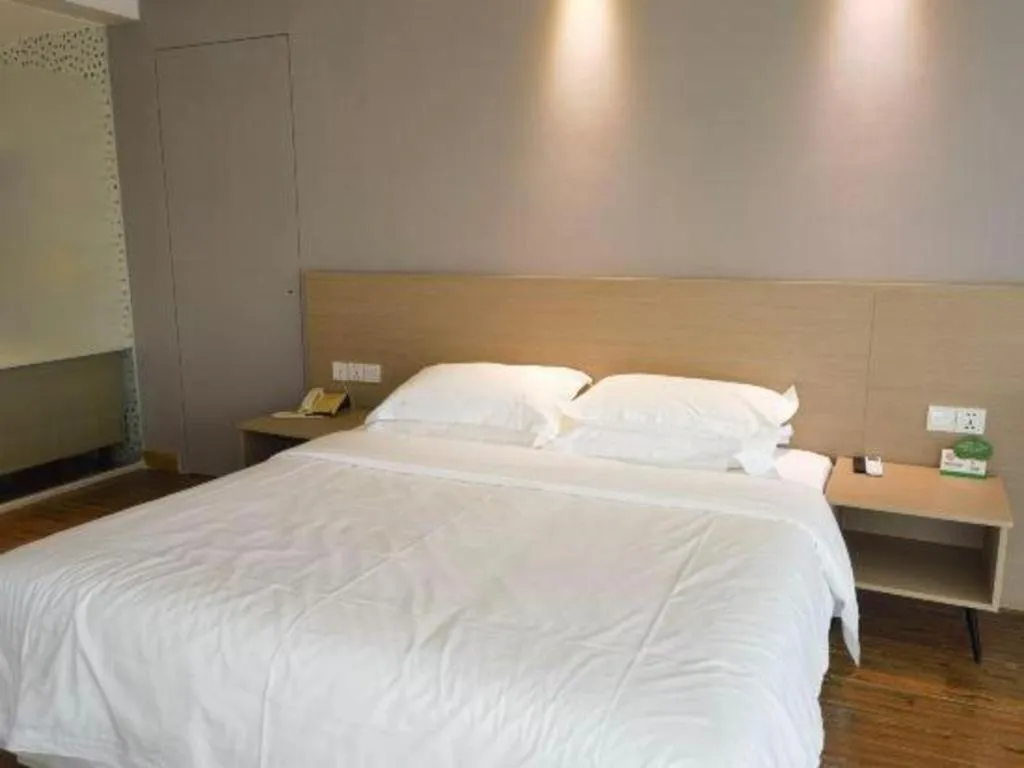 Bed in Grand Nest Hotel (Tang Jia Wan Beach)