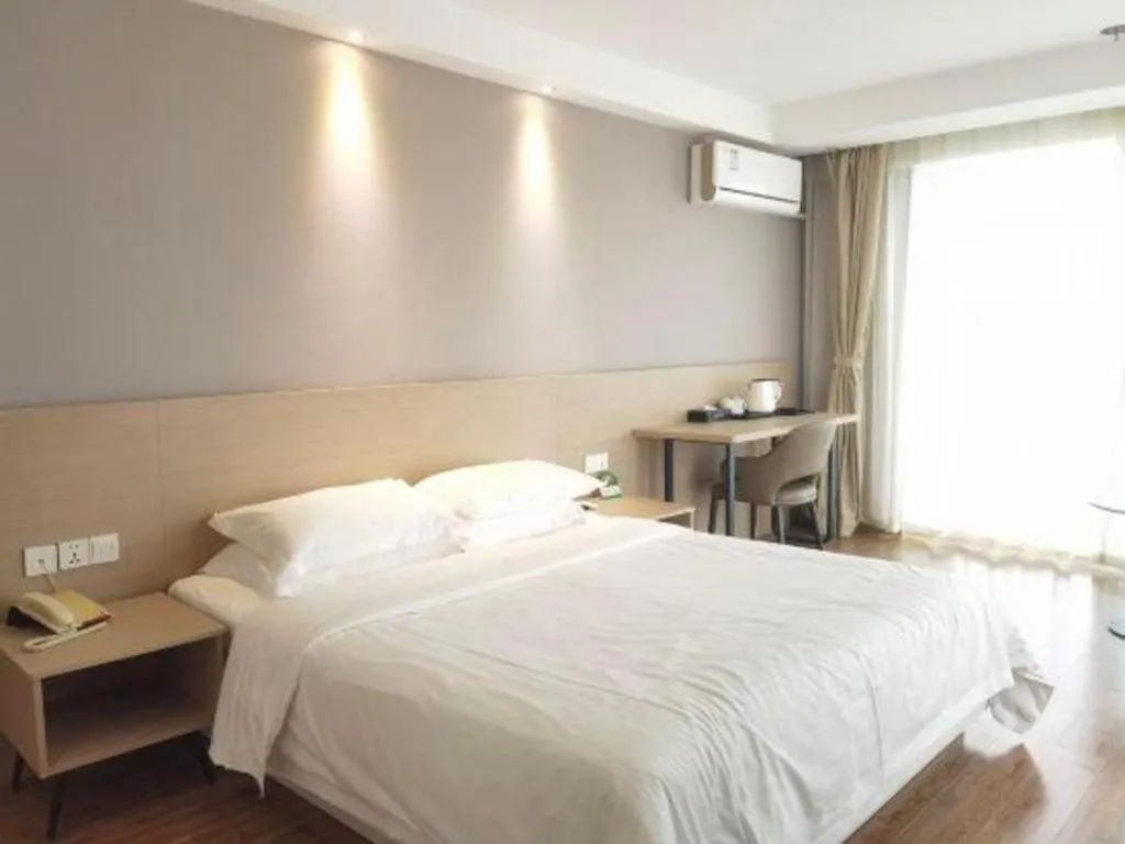 Bed in Grand Nest Hotel (Tang Jia Wan Beach)