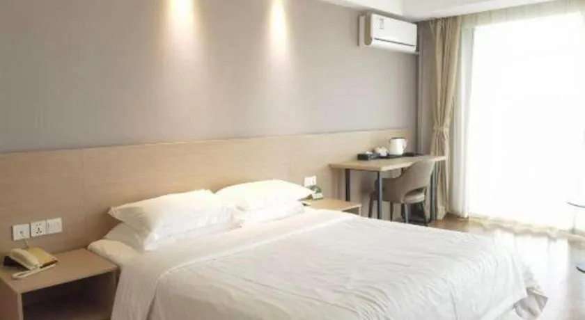 Bed in Grand Nest Hotel (Tang Jia Wan Beach)