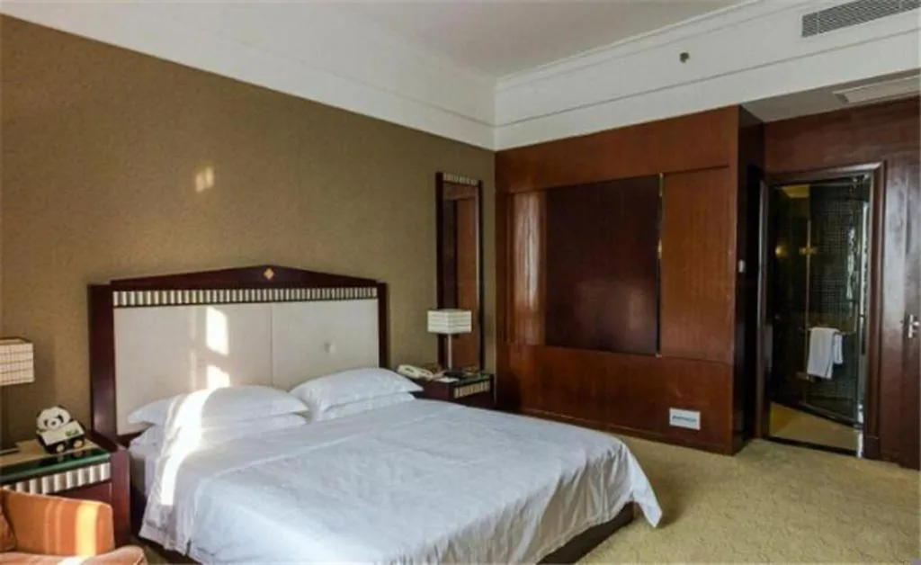 Bed in Hua Xia Pearl Hotel