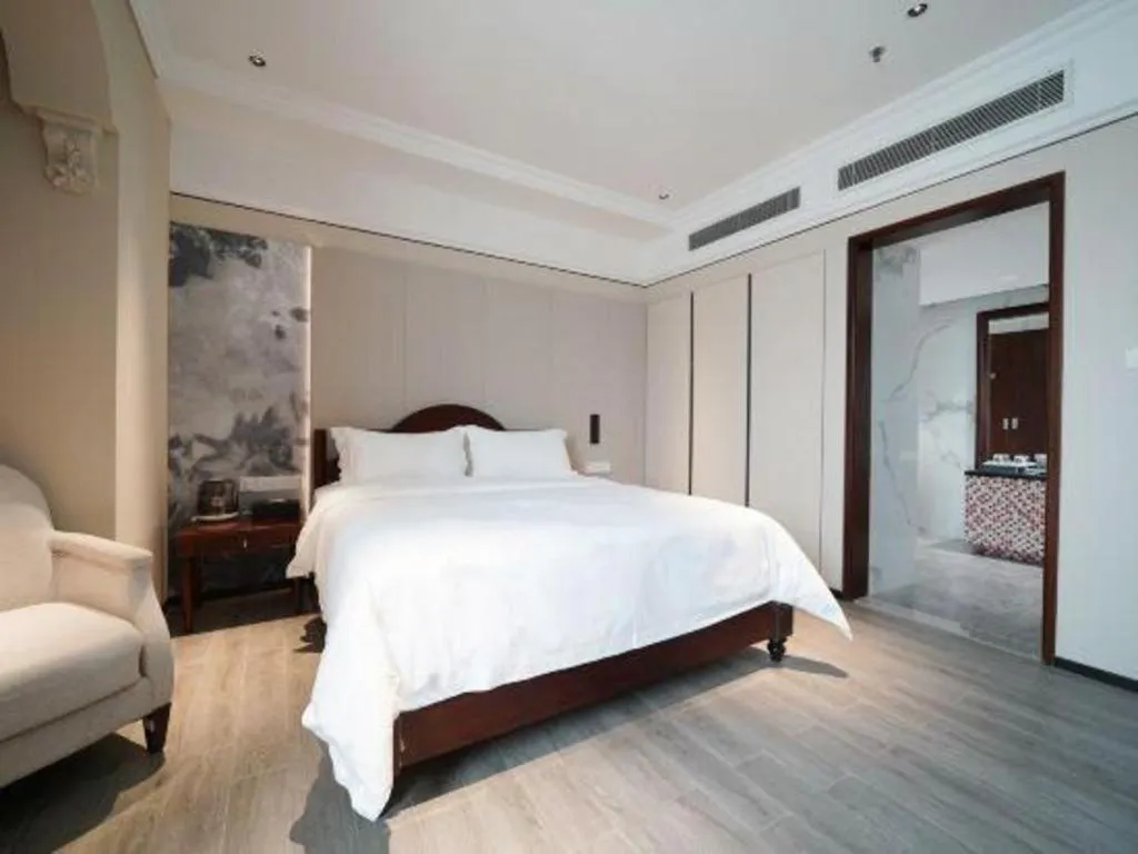 Bed in Hua Xia Pearl Hotel