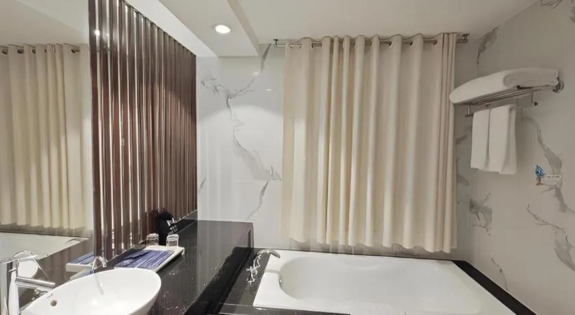 Bed in Hua Xia Pearl Hotel