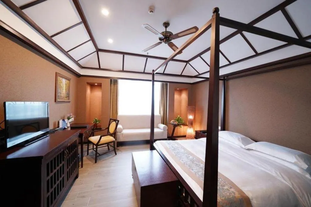 Bed in Hua Xia Pearl Hotel