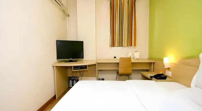 Bed in 7 Days Inn Xi'an Xijing Hospital Tonghuamen Metro Station