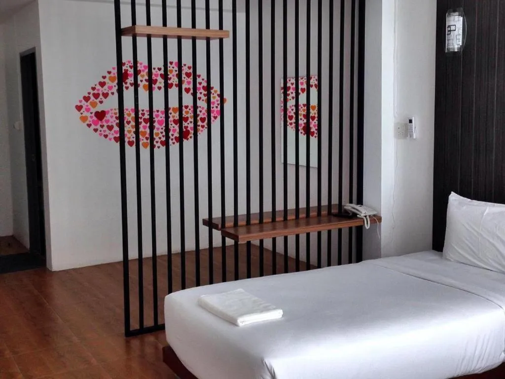 Bed in The Pride Hotel At Laemsing