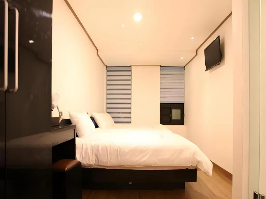 Bed in Myeongdong Mom House