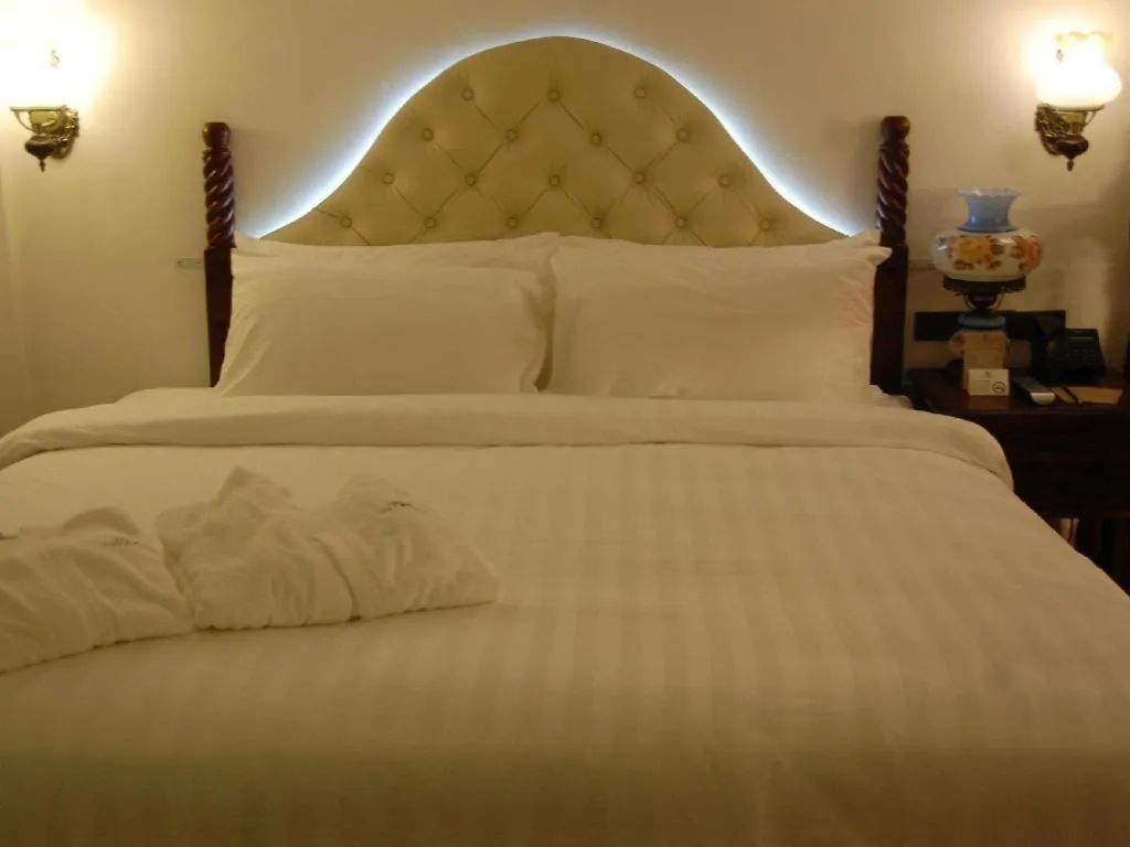 Bed in Hotel Luna Annex