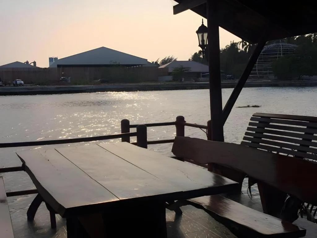 RuenNamyen Resort Amphawa