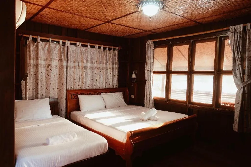 Bed in RuenNamyen Resort Amphawa