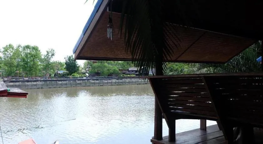 RuenNamyen Resort Amphawa