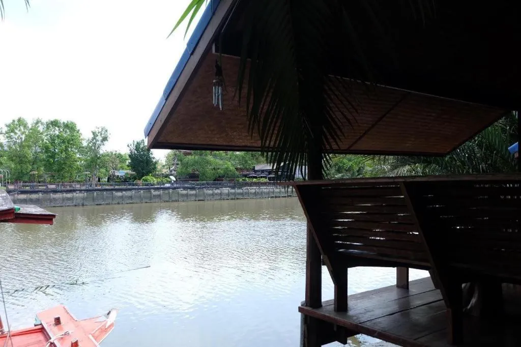 RuenNamyen Resort Amphawa