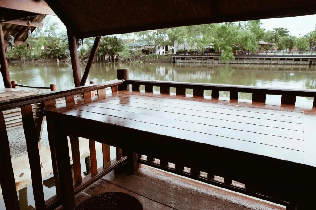 RuenNamyen Resort Amphawa