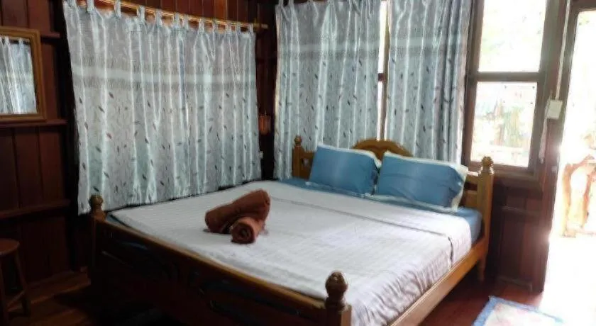 Bed in RuenNamyen Resort Amphawa