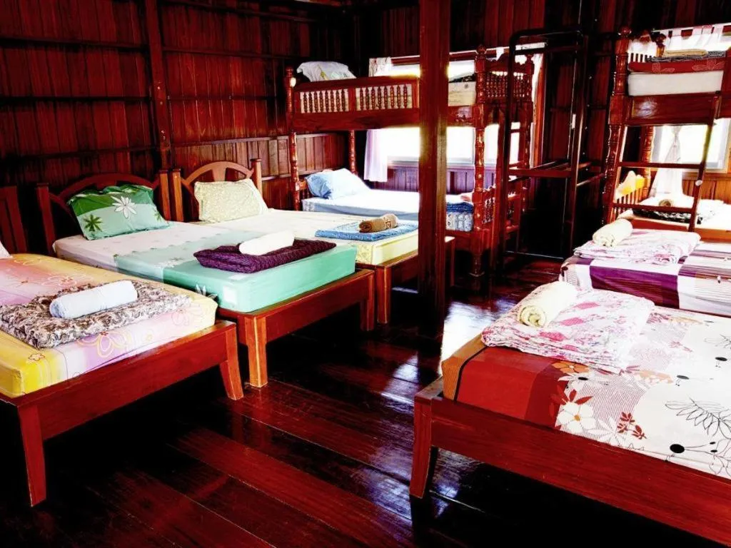 Bed in RuenNamyen Resort Amphawa
