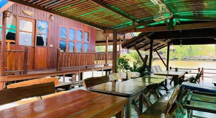 RuenNamyen Resort Amphawa