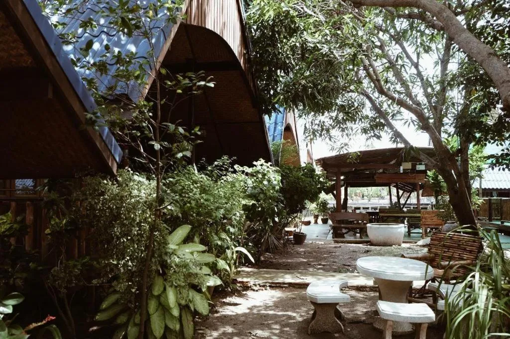 RuenNamyen Resort Amphawa