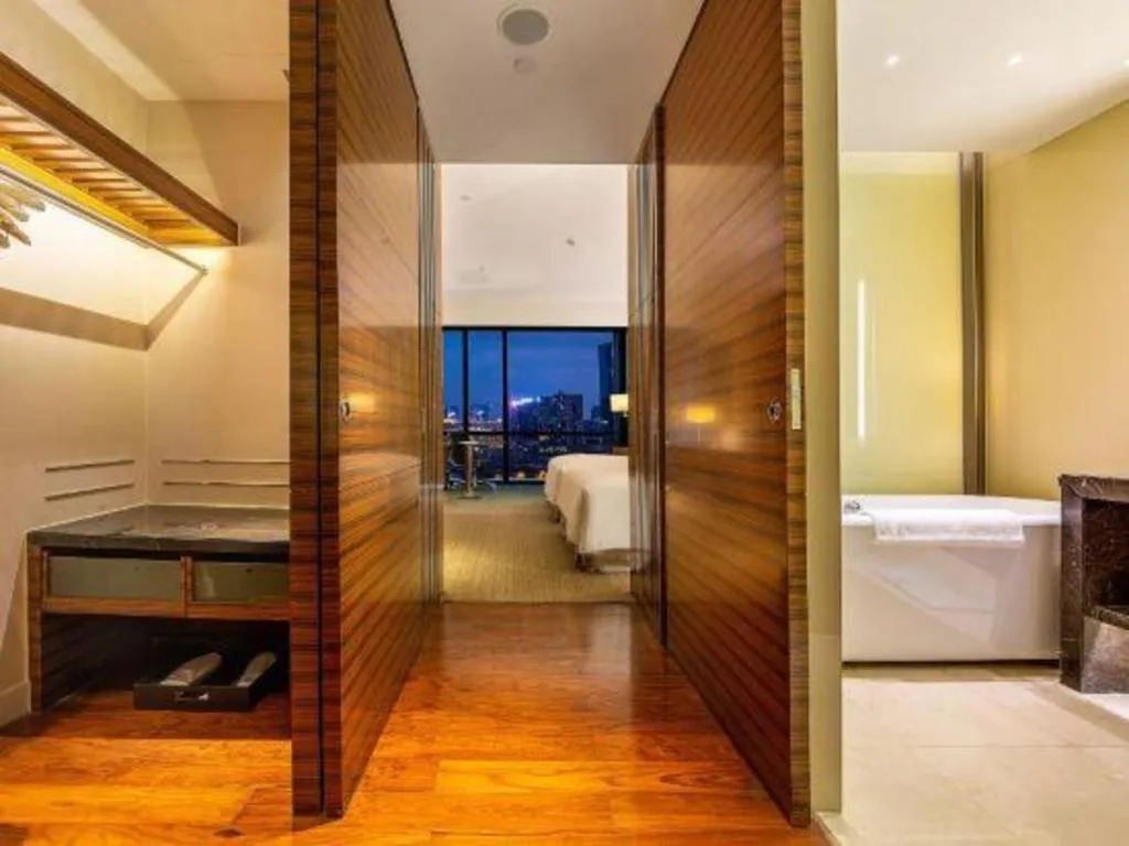 Bed in New World Guiyang Hotel