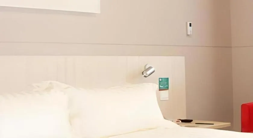 Bed in Jinjiang Inn Baotou Donghe East Railway Station