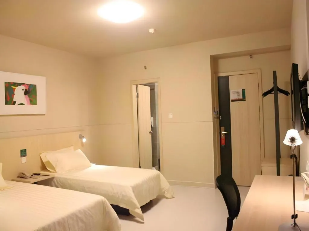 Bed in Jinjiang Inn Quanzhou West Street Kaiyuan Temple