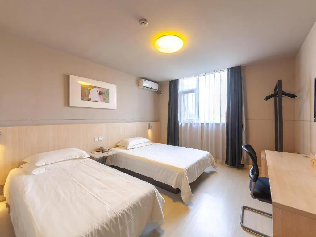 Bed in Jinjiang Inn Quanzhou West Street Kaiyuan Temple